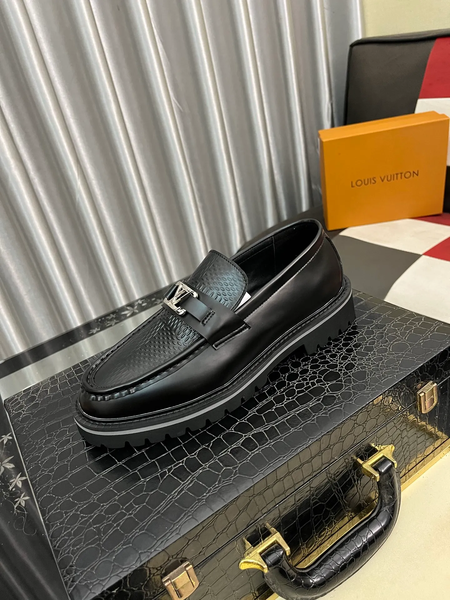 Men's shoes💰458⌚️⌚️[Louis Vuitton (LV)] High-end business formal leather shoes🍀luxurious and elegant style, paying equal attention to practicality and style, professional focus on details and quality, counter original 1⃣️: 1⃣️super accurate reproduction👍🏻! Material: The upper is made of imported original calfskin➕imported Italian cowhide leather. Original anti-slip and wear-resistant outsole! Code number: 38--443️⃣Colors available